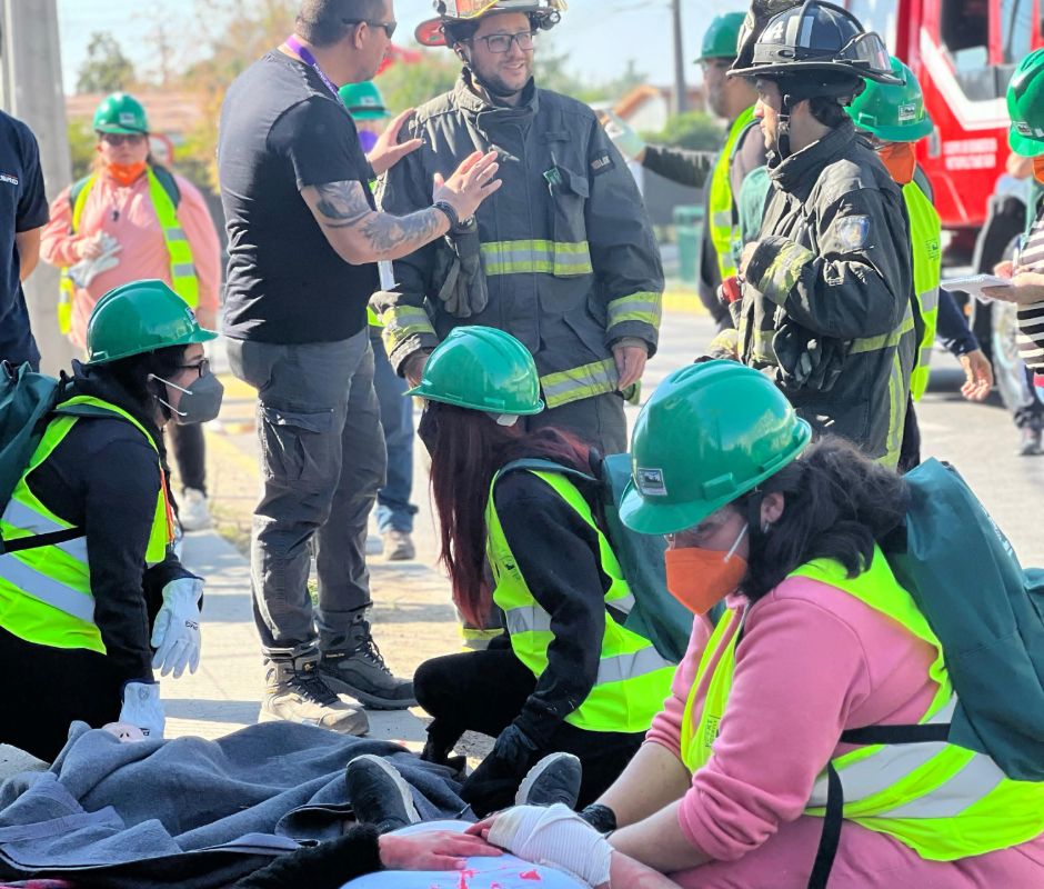 Vecinos y vecinas de La Cisterna se capacitan en emergencias y desastres gracias al programa CERT