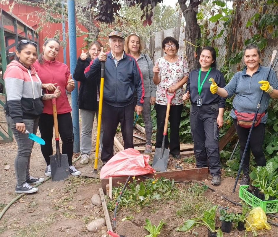 La Cisterna cultiva comunidad: Vecinos y vecinas dan vida a huertos urbanos de otoño
