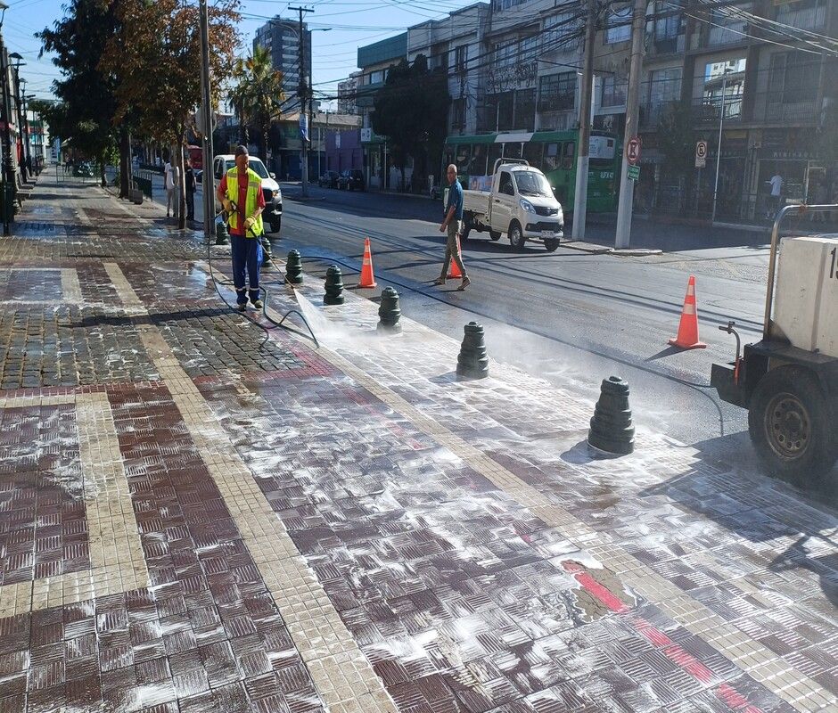 Municipio refuerza la limpieza urbana con exitoso programa de hidrolavado, mejorando nuestros entornos urbanos