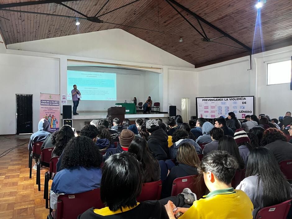 Con más de 300 personas se desarrolló jornada sobre Prevención de violencia de género en el Liceo Olof Palme