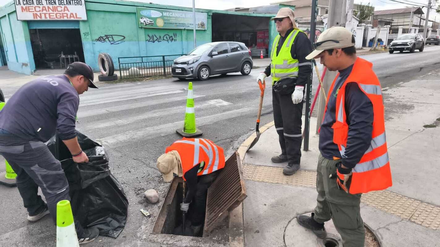 Exitosa limpieza de sumideros evitó inundaciones durante las lluvias del Fin de Semana en La Cisterna