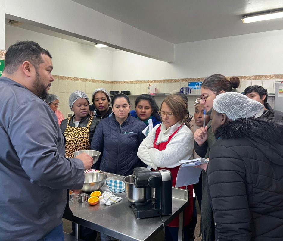 Taller de Repostería Básica fortalece la autonomía de mujeres migrantes en La Cisterna