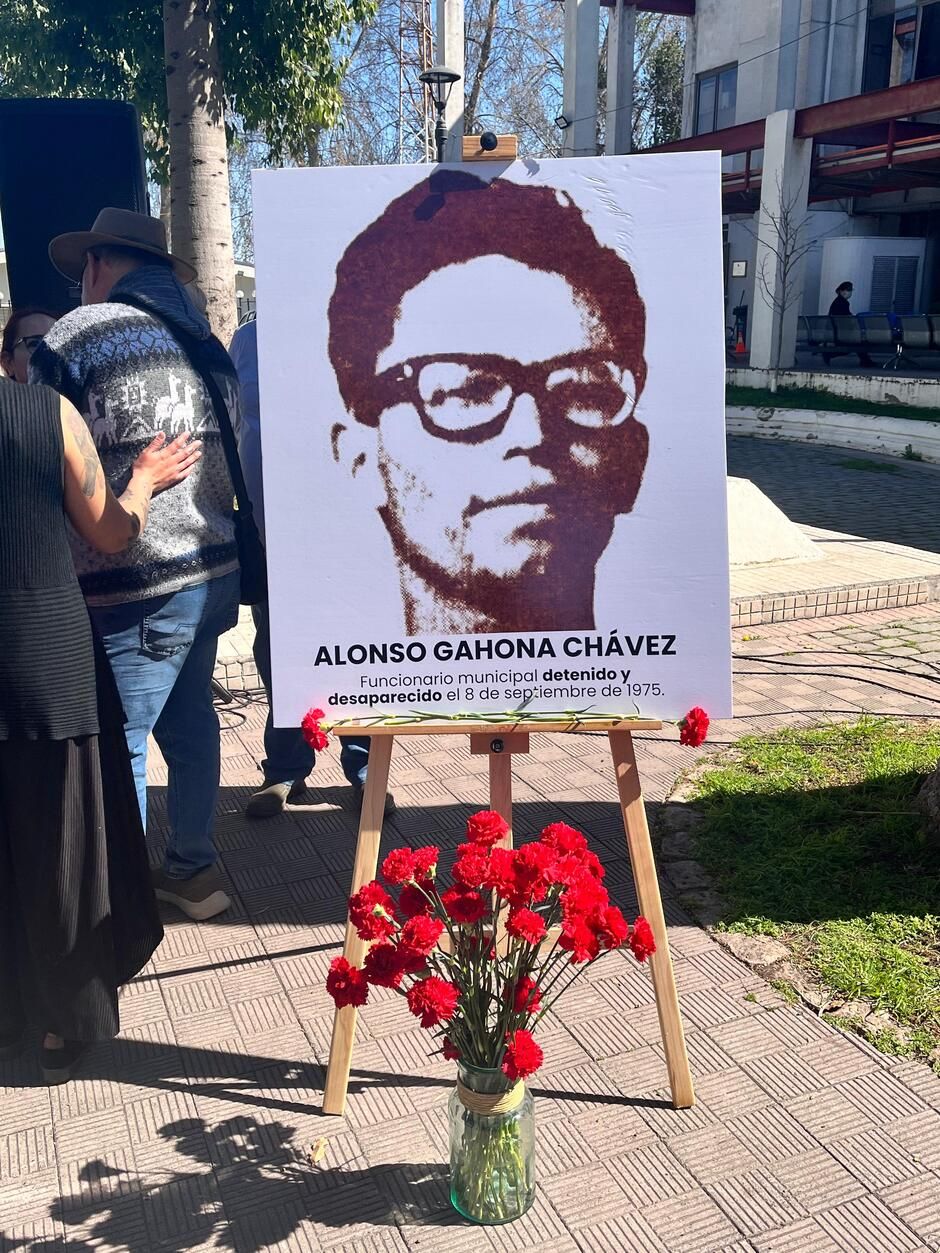Con votación unánime y tras un emotivo acto por los 52 años desde el golpe militar, se aprueba placa en homenaje a Alonso Gahona: detenido desaparecido de nuestro municipio