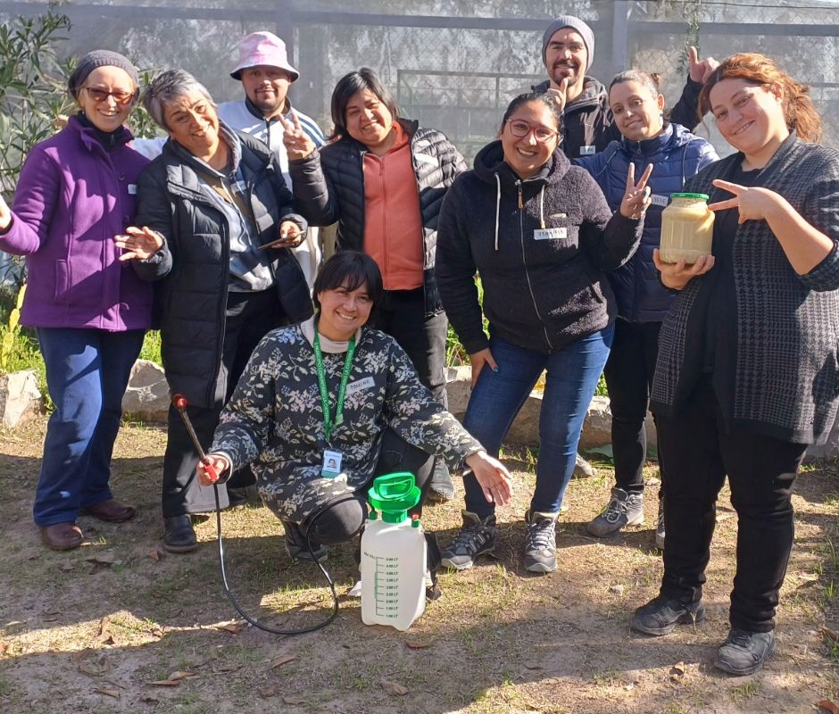 Vecinas y vecinos de La Cisterna aprenden a elaborar jabón potásico ecológico